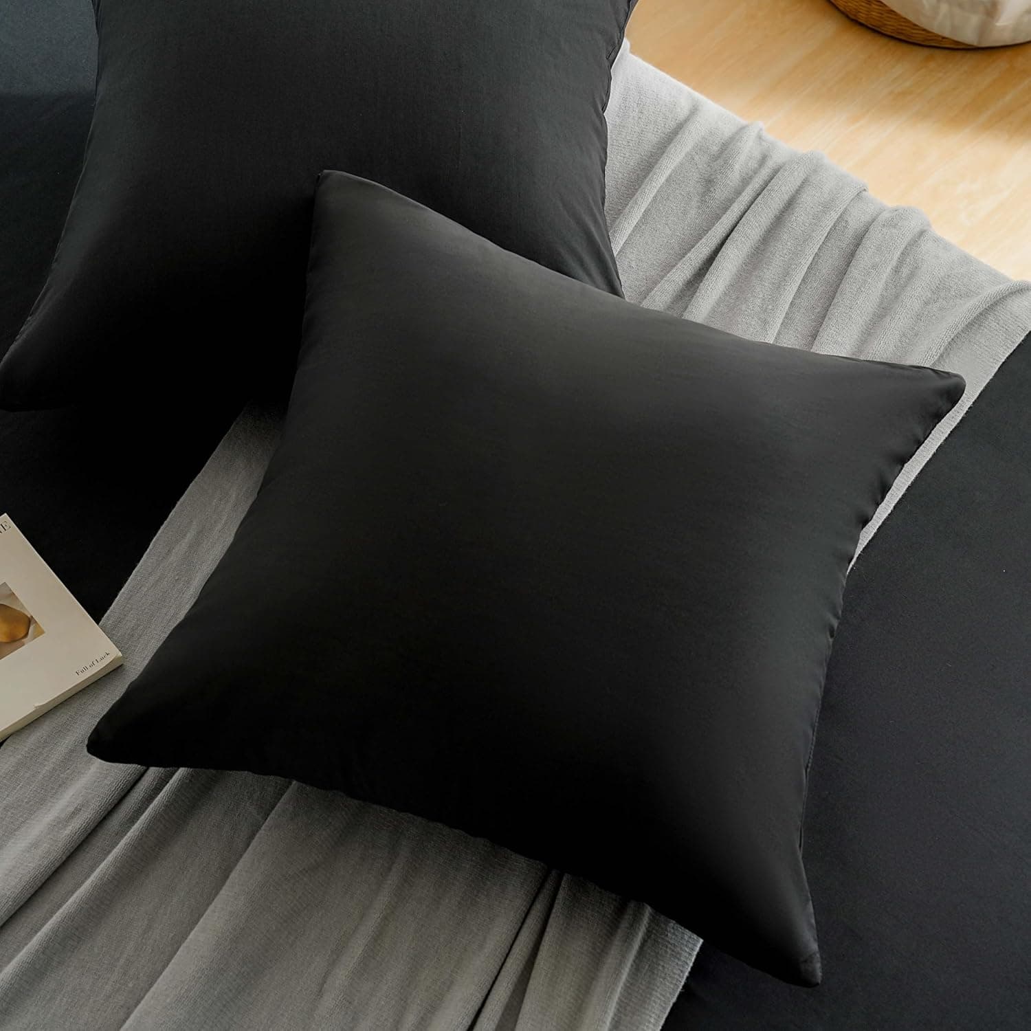 MOHAP Lot de 2- Taies d'oreiller 65x65cm Noir Housse d'oreiller avec Une Fermeture éclair en Microfibre 4