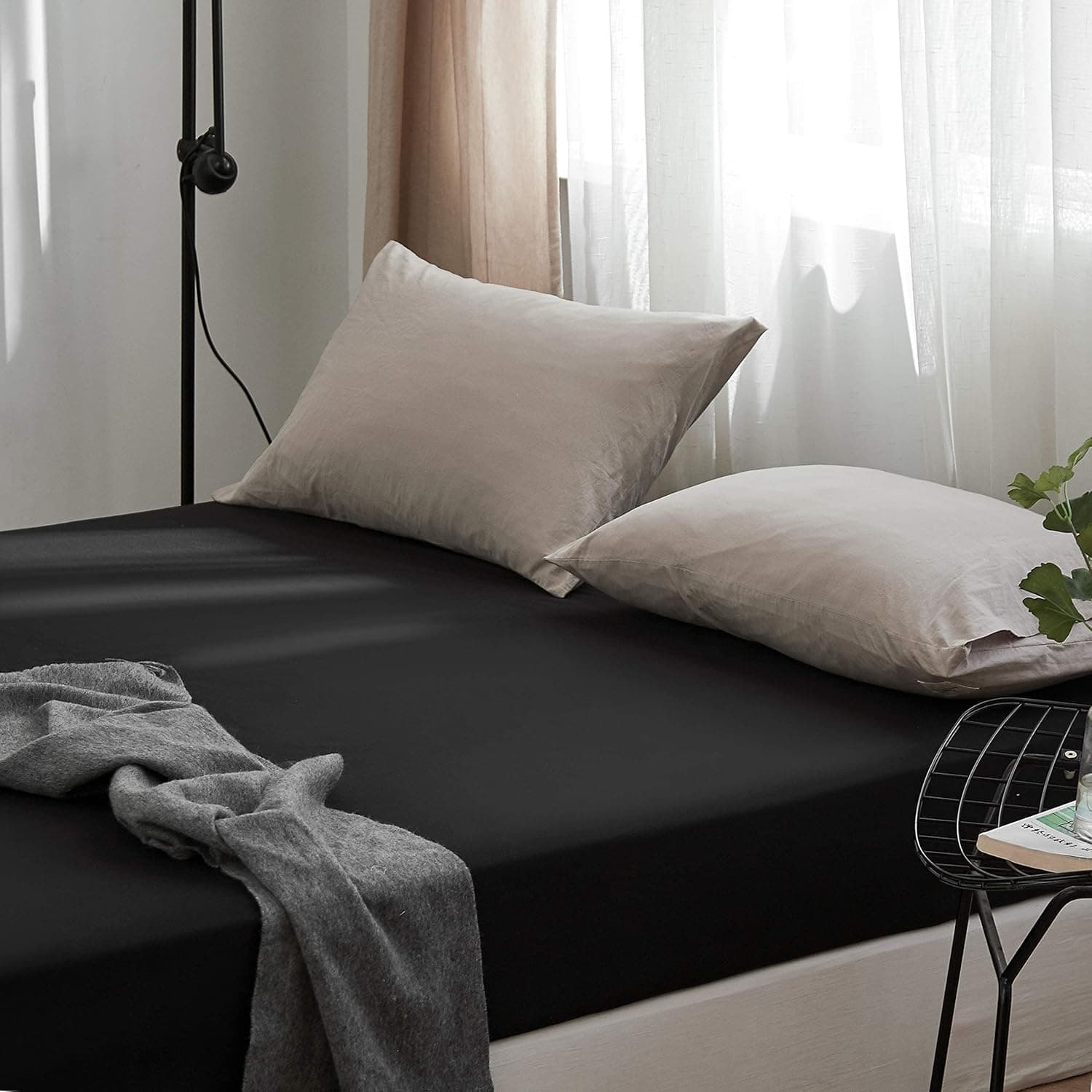 MOHAP Parure de Lit 4 Pièces Housse de Couette 220x240cm + Drap Housse 180x200cm avec 2 taies d'oreillers 65x65cm Noir pour 2 Personnes Parure 120 Fils/cm² en Microfibre 7