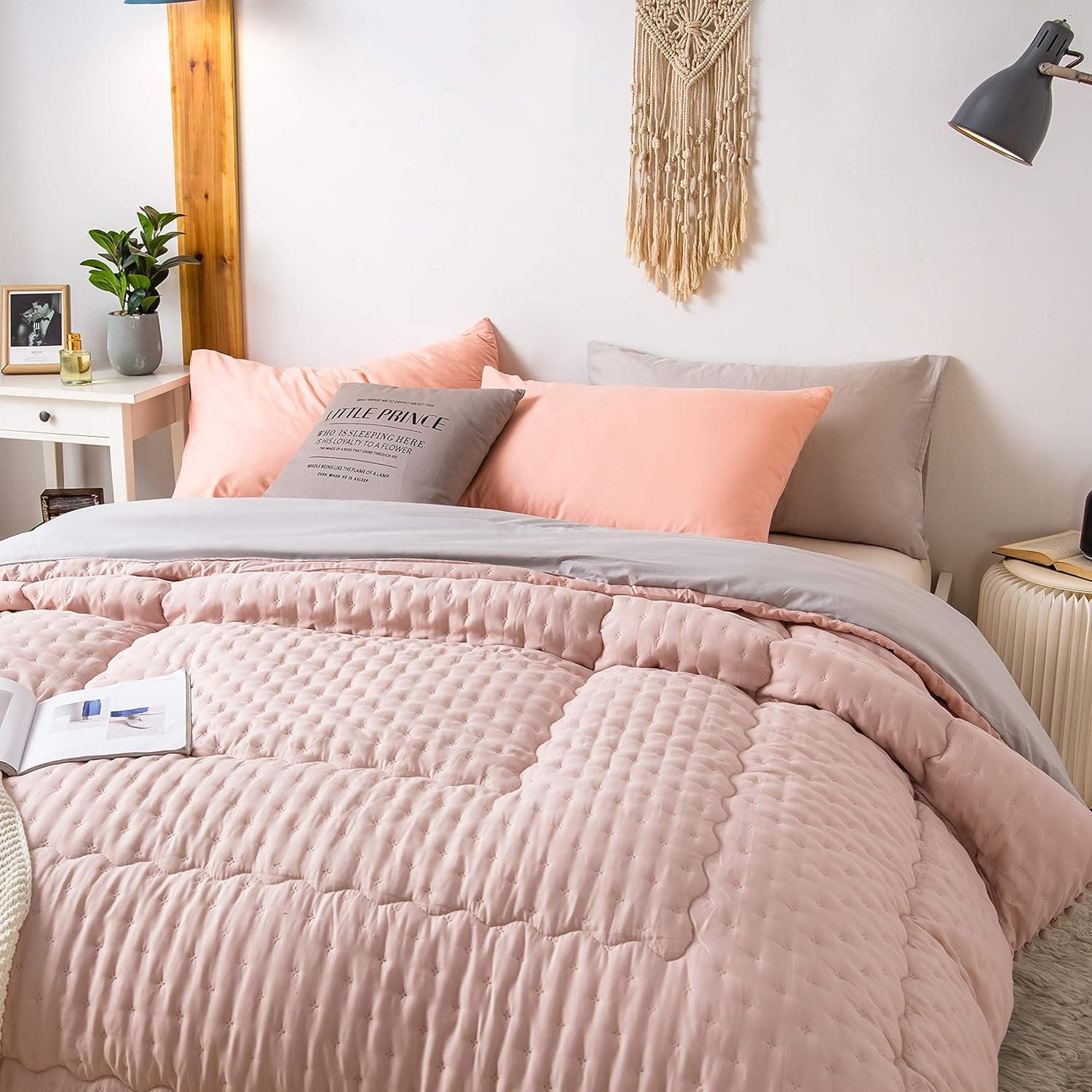 Couette Réversible Hiver 220x240 cm 450G/M² Couette 4 Saisons Hypoallergénique Couette Matelassée Dessus De Lit Boutis Couvre-Lit Couverture Édredon Couette Chaude Épais Imprimée Pompon Gris+Rose 4