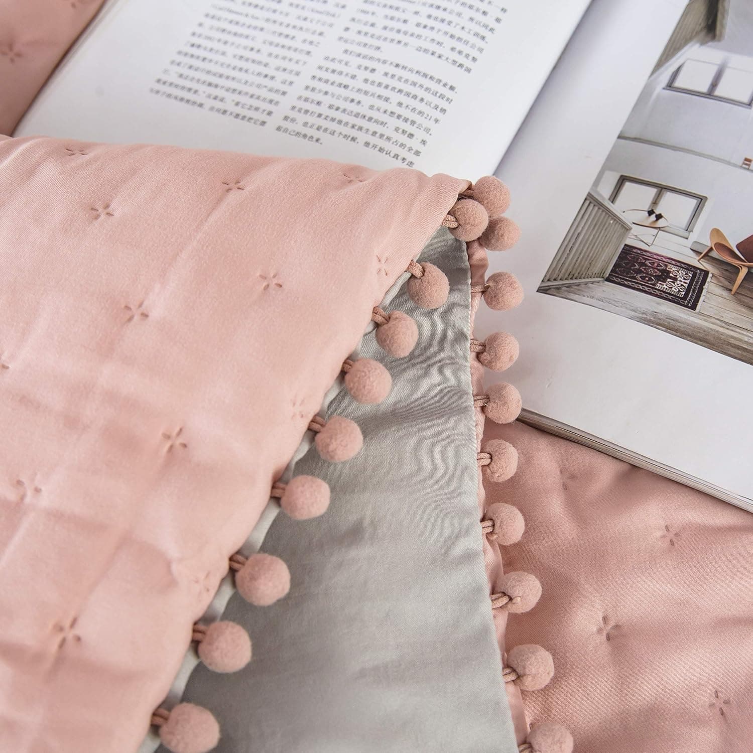 Couette Réversible Hiver 220x240 cm 450G/M² Couette 4 Saisons Hypoallergénique Couette Matelassée Dessus De Lit Boutis Couvre-Lit Couverture Édredon Couette Chaude Épais Imprimée Pompon Gris+Rose 6