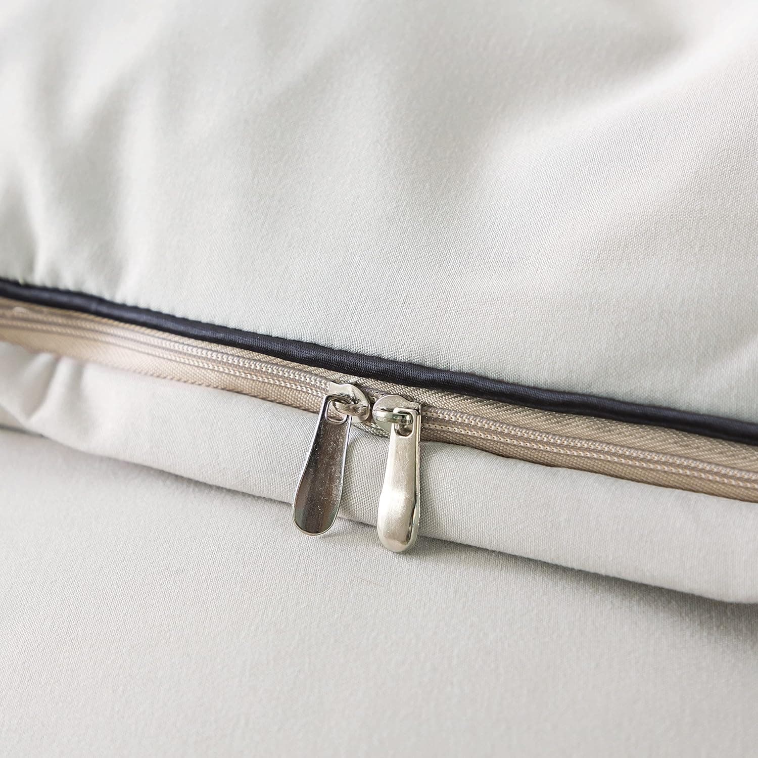 MOHAP Housse de Couette 240x260cm + Taies d'oreillers 65x65x2 cm Beige 120 Fils/cm² Parure de Lit avec Fermeture Eclaire pour 2 Personnes 5