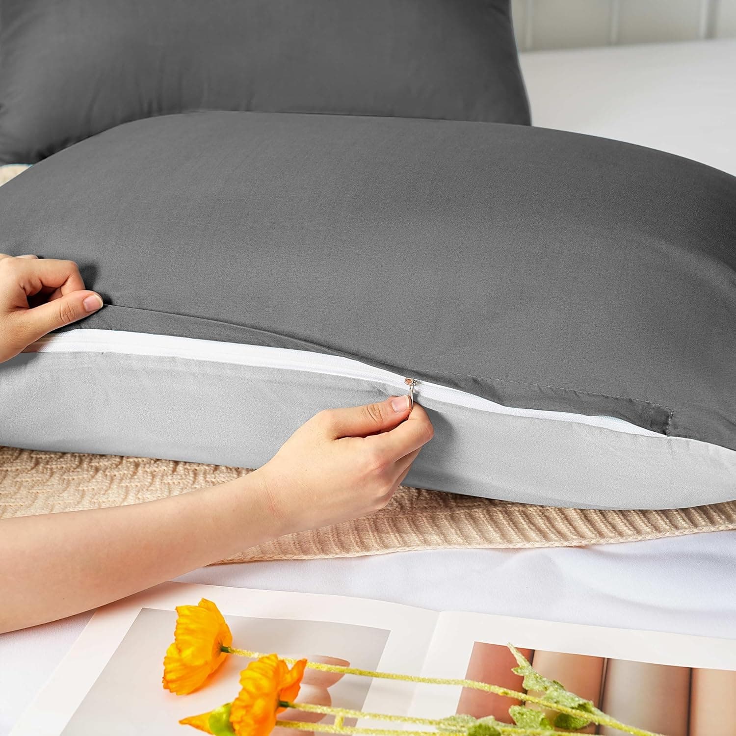 Lot de 2 taies d'oreiller à fermeture éclair en microfibre brossée pour chambre à coucher (50 x 75 cm) - Gris foncé et gris clair 4