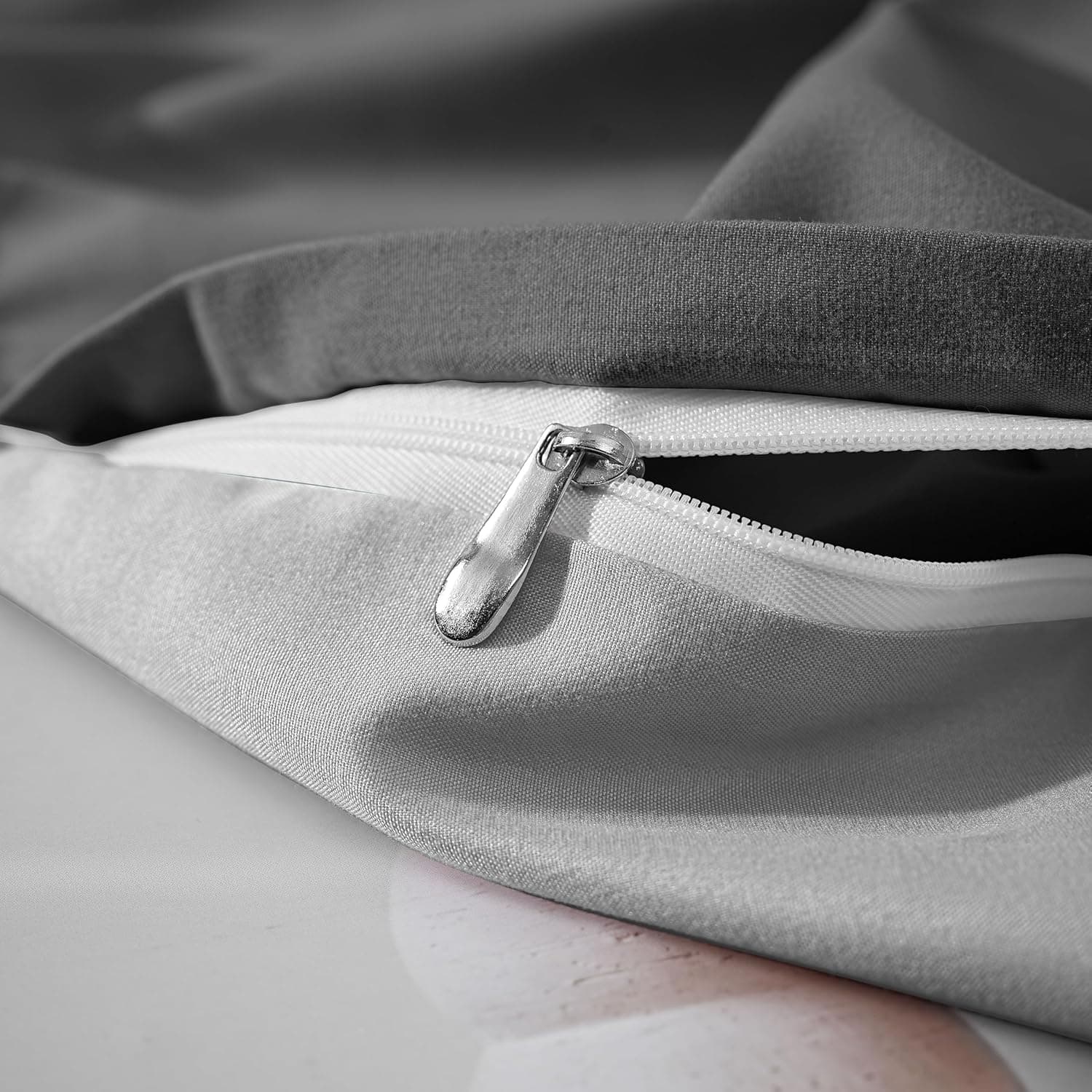 Lot de 2 taies d'oreiller à fermeture éclair en microfibre brossée pour chambre à coucher (50 x 75 cm) - Gris foncé et gris clair 5